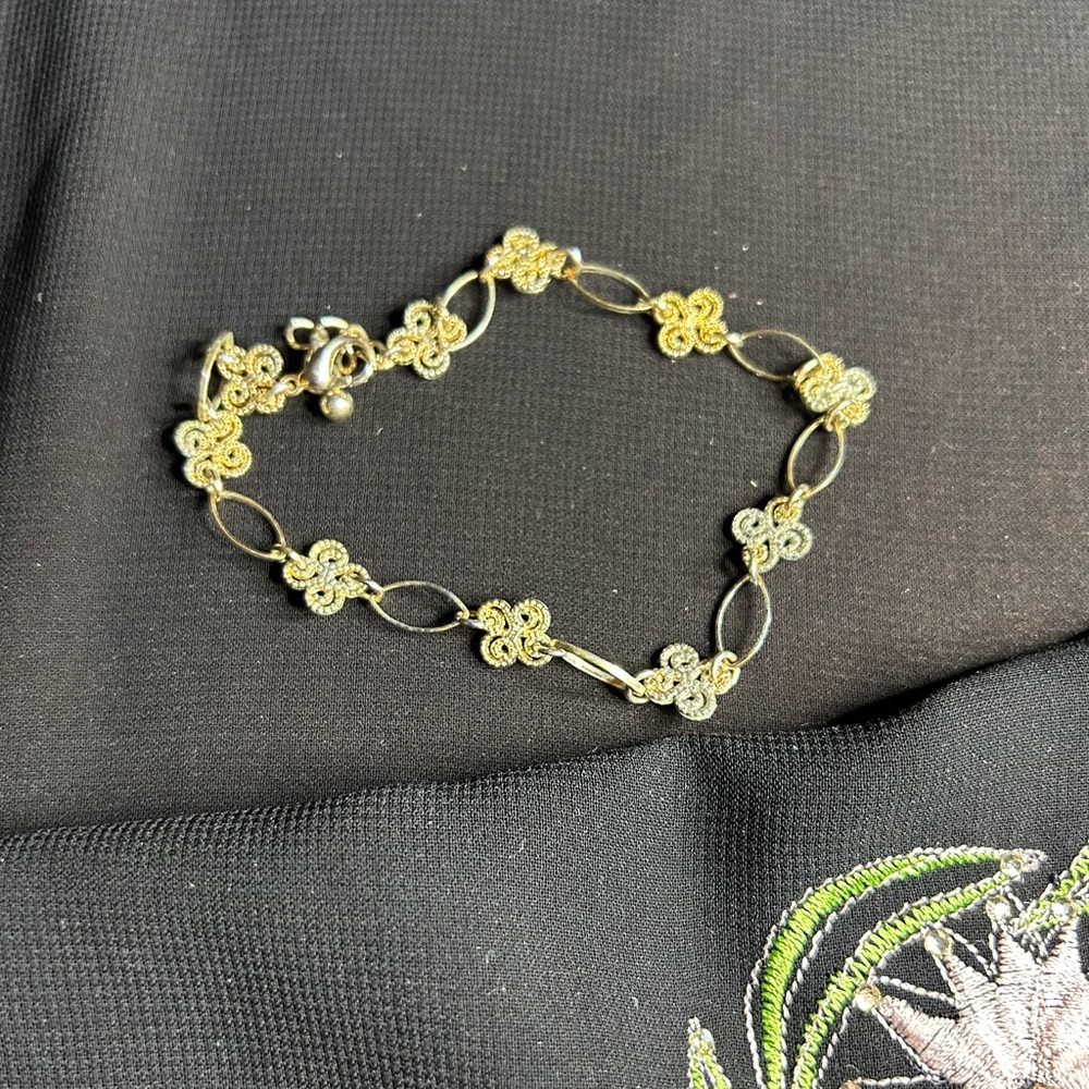 VTG Gold Tone Metal linked bracelet with light wear. Unbranded. - Picture 2 of 6